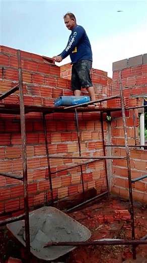 Good afternoon everyone, Jânio the Bricklayer works #realbricklayer #construction #bricklayer #wo...
