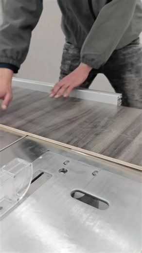 Desktop sliding table saw is small in size, convenient to carry, complete in function and freely adjustable in height.