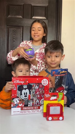 Maternidad con Ile on Instagram: "Que recibieron este 6 de enero? #mom #momlife #hijos #toys #regalos"