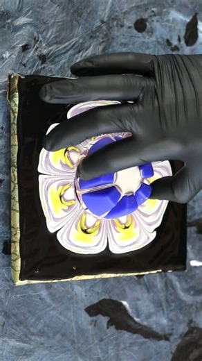 8.3K views · 82 reactions | Reverse Flower Dip technique experiment!  I poured my acrylic mix on a silicone cup and created a flower shape. Then I bring it to life with a paper towel! Fluid art painting! ⭐️ Full tutorial and recipes on my youtube channel! #fluidart #reverseflowerdip #acrylicpouring #acrilicofluido #fluidartitalia | VeronicaS VanSaften ART | Facebook