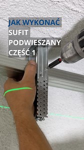 Jak wykonać sufit podwieszany⁉️ 🛠️ Część 1 Sufit podwieszany w systemie krzyżowym zrobisz szybko i precyzyjnie, jeśli poznasz prosty sposób na rozmierzanie profili. Oto jak to zrobić krok po kroku 👇 1️⃣ 🔩 Rezygnacja z profilu UD i montaż uchwytów S Zamiast uchwytu obrosowego UD montuję uchwyty typu S i tworzę profile nośne - to proste i stabilne rozwiązanie. 2️⃣ 🧲 Użyj dystansów z magnesami Przyłóż dystans 40 cm (z magnesami) do pierwszego profila. Magnesy trzymają dobrze, ułatwiając precyzy