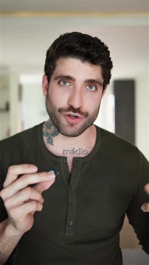 O seu rosto é dividido em três terços faciais e que cada um deles influencia diretamente na percepção da sua imagem? Cada região do rosto transmite características e mensagens não verbais que podem influenciar a maneira como você é percebido. O interessante é que nem todas as pessoas possuem esses três terços naturalmente proporcionais. E é justamente aí que entra a estratégia de imagem! Através do cabelo, da barba e até de acessórios, como os óculos, conseguimos criar compensações visuais que a