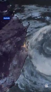 🌪️ Satellite images show Tropical Cyclone Alfred is steadily approaching Australia's east coast, with authorities warning it could inundate around 20,000 homes in Brisbane 🚨 Over 4 million people are at risk as the cyclone tracks toward southeast Queensland and northern New South Wales http://v.aa.com.tr/3501643 | Anadolu Agency