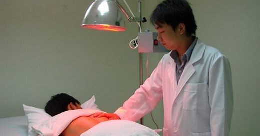 Sử dụng đèn hồng ngoại chữa bệnh cơ xương khớp thế nào?