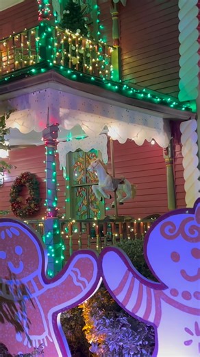 Downtown Ormond Beach is starting to sparkle ✨🎄 Stroll the shops, grab a treat, and soak in the holiday charm under twinkling lights. Have you seen it all dressed up yet #SpinnakerResorts #OrmondBeach #HolidaySeason | Spinnaker Resorts