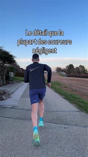 Tu veux booster ta vitesse sans ajouter une séance intense de plus ? 👉 Intègre simplement des lignes droites en fin de footing. Les lignes droites, c’est quoi ? 🤔 Ce sont des accélérations progressives de 10” à 20” réalisées après un footing en endurance fondamentale. On monte progressivement jusqu’à 90–95 % de sa vitesse max sans sprinter à bloc. Quels sont les bénéfices ? 🤔 ✅ Amélioration de l’économie de course Des accélérations courtes et rapides stimulent le recrutement neuromusculaire e