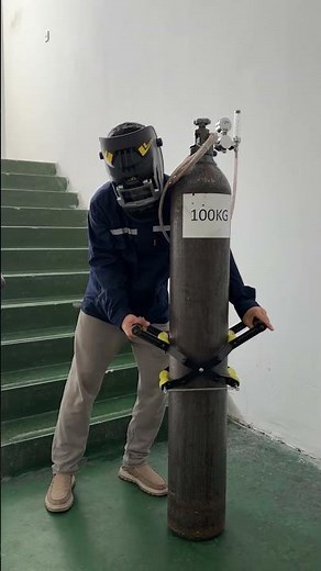 ガスボンベ運搬具階段の上り下りに最適！安全で楽に作業できます。もちろん、直接持ち上げて運んでも構いません。どちらの方法を選んでも正解です。#stronghandtools #溶接 #溶接工