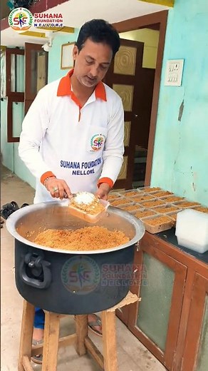 Helping video 💯🙏❤️ Helping Poor people | Beggars in india | Humanity videos | Food donation #shorts