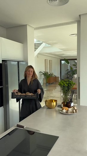 ¿CÓMO ES UN VERDADERO EMPRENDEDOR? Cava en la tierra y planta plantas para su primera tienda en Europa🥹Sí, hemos abierto nuestra propia "casita" acogedora y estética en Valencia. ¡Ahora cualquiera puede venir y conocer cada frasco en persona!Este espacio lo hemos decorado con especial amor, atención y cuidado, no solo hacia el producto, sino también hacia las personas que vendrán aquí🤍Sinceramente, a veces ni siquiera me creo que todo lo que está sucediendo sea real.Y los invito a todos a comp