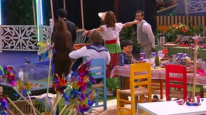 La fiesta termina con la divertida canción del Chavo del 8 en donde los habitantes perdieron el control y hasta #Mar terminó en el suelo. SUSCRÍBETE a #ViX Premium y disfruta sin interrupciones el 24/7 🔥 👉🏼 http://bit.ly/3VaCDpm #LaCasaDeLosFamososMx disponible también en #LasEstrellas y #Canal5 | Unicable