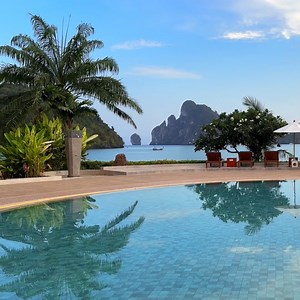 #SaturdayThoughtst: Amazing relaxing tropical spot on Phi Phi islands 🌊☀️💙🤗 🏝️ ✨ NEW relaxing thai beach video on our YouTube: https://youtu.be/JWdYRKiICaM...💙 📍Phi phi Island Cabana Hotel #PhiPhiislands #Thailand #ThailandTravel #krabi #beach #travel #nature #tropical #relaxation #asia #vacation | Paradise Places on EARTH
