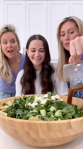 CAPRESE PASTA SALAD & SPICY ROSÉ 🍝🍷✨ Caprese Pasta Salad Serves 4 PASTA SALAD 1 package pasta of choice 1 cup spinach, chopped 1 cup Bocconcini 1/2 red onion, thinly sliced 1 cup cherry tomatoes, halved 1/2 cucumber, chopped 1 bunch basil, chopped salt & pepper 2 tbsp balsamic glaze HONEY BALSAMIC VINAIGRETTE 2 tbsp honey 1 tbsp Dijon Mustard 1/2 cup olive oil 2 garlic cloves, grated 1/4 cup balsamic vinegar salt & pepper Spicy Rosé Serves 4 1 bottle of rosé 1 cup ice 1 jalapeño, thinly sliced