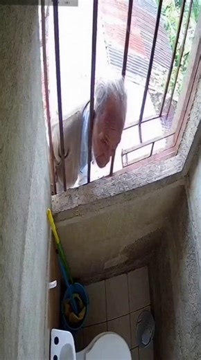 🇲🇽 | Una mujer captó con cámaras de vigilancia a su vecino de 70 años mientras este se asomaba por la ventana de su baño. La residente decidió investigar por cuenta propia tras recibir comentarios de terceros sobre la actitud sospechosa del adulto mayor.Las grabaciones muestran claramente cómo el hombre se aproxima a la propiedad para observar hacia el interior del baño. El caso ha causado indignación en redes sociales debido a la vulneración sistemática de la intimidad de la víctima en su pro
