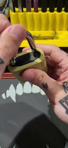 Easily decoding a Master Lock 875 combination lock without tools #lockpicking #locksport #masterlock