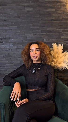 Queen Lace 👑 EXPERTE CAPILLAIRE on Instagram: "Qui se lave aussi les cheveux tous les jours ici ? “Je me lave les cheveux tous les matins.” Lorraine (24 ans) nous a dit ça dès son arrivée… et forcément on a posé LA question : pourquoi ? Entre une ancienne décoloration et des lavages quotidiens, sa fibre s’est fragilisée et son cuir chevelu s’est sensibilisé. Avant toute coiffure protectrice, on a donc privilégié une réparation en profondeur : d’abord le cuir chevelu, puis une réhydratation cibl