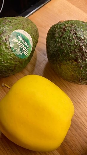 Har du kjøpt grønne, harde avocado som du ønsker å modne raskt? Finn frem en pose av plast eller papir. Kutt opp et modent eple og legg det i posen. Legg deretter avocadoene i posen. Lukk godt igjen og la ligge på kjøkkenbenken i en dag eller to. Eplet skillet ut etylen som setter fart på modningsprosessen til avocado. Dermed kan du raskere få brukt den grønne avocadoen - om du ønsker det. Du kan modne mango på samme måten👍Vil gjerne høre fra deg i kommentarfeltet om du har testet dette før ell