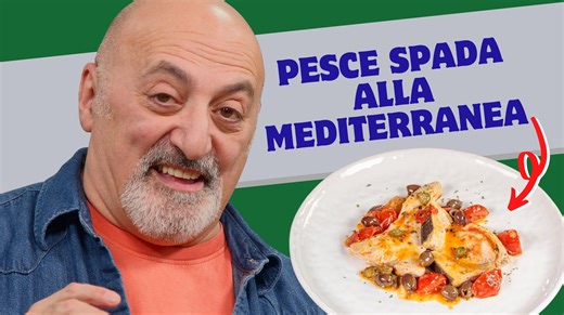 Il pesce spada alla mediterranea è un piatto ricco di sapori freschi e autentici, perfetto per chi ama i piatti di mare. La cottura veloce in padella esalta la morbidezza del pesce, che si amalgama magnificamente con i sapori intensi del condimento. Ogni boccone offre una combinazione perfetta di freschezza e sapidità, con il pesce spada che si sposa alla perfezione con i sapori mediterranei. Questo piatto è ideale per una cena leggera ma gustosa, che conquista con la sua semplicità e raffinatez