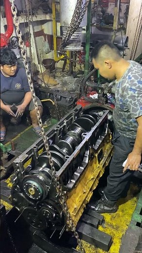 Install crankshaft cat c32 #engineering