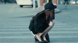 女孩子出门在外，一定要保护自己，悬疑短片《漂亮女孩》