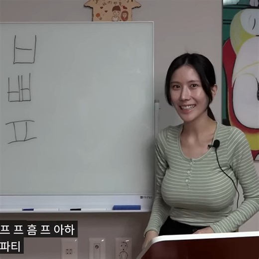 @binlee_english on Instagram: "나는 한국인의 영어공부를 위해서 James Asher 박사가 제창한 TPR이 한국 학습자들에게 선택이 아닌 필수적인 접근법이라고 강력하게 주장하고 싶어. 우리가 제2언어 습득 이론을 다룰 때 흔히 Krashen의 '이해 가능한 입력(Comprehensible Input)' 가설을 이야기하잖아. TPR은 이 이론을 가장 물리적이고 직관적으로 구현한 방법론이라고 볼 수 있어. 핵심은 아주 간단해. 언어를 문자나 추상적인 규칙으로 먼저 배우는 게 아니라, 신체적인 움직임을 통해 소리와 의미를 직접 연결하는 거야. 마치 아기가 모국어를 배울 때 부모의 말을 듣고 행동으로 반응하며 '침묵기(Silent Period)'를 거치는 과정을 그대로 모방하는 거지. 자, 그렇다면 왜 하필 한국 학습자들에게 이 방법이 그토록 중요할까. 이걸 이해하려면 우리는 한국어와 영어의 통사론적, 형태론적 차이를 깊이 들여다봐야 해. 우리가 너무나 잘 알듯이 