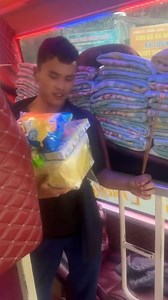 Chuyện là hôm qua, xe mình chạy từ Bình Phước về Mường Xén (Nghệ An). Có một bạn khách là người Mông gọi điện đặt vé về quê. Đến 8 giờ sáng, mình đón bạn ấy lên xe. Lúc lên, bạn có mang theo một bịch bao nilon được buộc kín. Xe chạy được một đoạn, mình mới hỏi bạn đó là gì. Bạn ấy trả lời ấp úng rồi nói đó là nhau thai. Linh tính mách bảo điều gì đó không ổn, mình mới hỏi lại: “Đó có phải là thai nhi sinh non mất không em?” Lúc này, bạn ấy mới nói thật: đó là thai nhi – con của chị gái bạn ấy – 