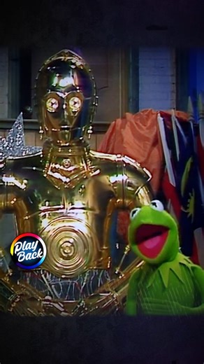 PLAY BACK on Instagram: "El histórico crossover entre Muppets y Star Wars ocurrió en la temporada 4 de The Muppet Show (1980), donde Luke Skywalker (Mark Hamill), C-3PO y R2-D2 fueron invitados especiales. En el episodio, los personajes de una galaxia muy, muy lejana, buscan a Chewbacca. #StarWars #starwarsfans"