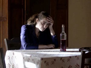 Άγριες Μέλισσες - spoiler: Σε σοκ η Ελένη βλέποντας ένα φυλλάδιο με τη Δρόσω στην Τρούμπα - Τραγική αποκάλυψη για Κωνσταντή (video)