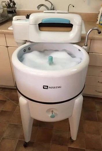 51K views · 1.8K reactions | Before modern washers did everything for us… there was this beauty  The old Maytag wringer washer — loud, reliable, and built to last forever! If you grew up watching your mom or grandma run laundry through one of these, you know that clean clothes came with love ❤️ Who remembers the sound it made when the wringer started turning? 識✨ #VintageMemories #GoodOldDays #BoomerChildhood #fblifestyle | Back in the Good Old Days | Facebook