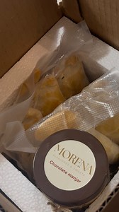 Menú abierto para el próximo envío 📦 Empanadas, tamales, postres cuchareables y tortas en lata con sabor peruano a todo USA 🇺🇸 www.morenasweets.com Consultas WhatsApp (954)6381945 #peruanosenusa #peruanaenusa #peruvianfood #peruvianstyle #usa #parati | La casa morena