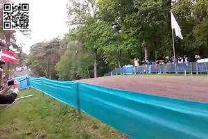33K views · 727 reactions | Quelque part en Allemagne, se déroule une course de sidecars cross impressionnante. Un énorme saut autour d'une piste en terre. Là, il faut en avoir une "sacrée paire" ! Tu veux de l'action ? Tiens ! ✌ | Moto Axxe France | Facebook