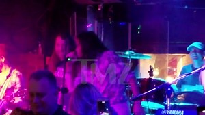 Steven Tyler Walks Into New Orleans Bar & Jams Out to 'Walk This Way'