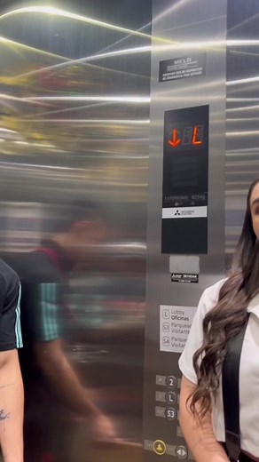 Bromas y Situaciones Graciosas en Ascensores