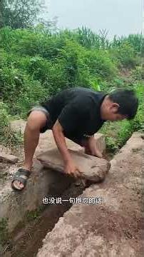 The girl accidentally fell into a puddle and a kind man helped her