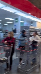 LOS PANADEROS DE COSTCO TIJUANA EN ESTOS MOMENTOS 🥲 La guerra del pan ha comenzado, las filas iniciaron desde 9:30 am. | Yo Amo Tijuana