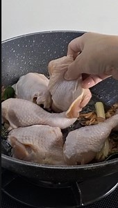 Resep ayam bumbu kari Bahan - bahan : * 1 sachet Desaku Bumbu Kari * 250 ml air * 5 sdm minyak goreng * 5 siung bawang merah * 1 batang serai * 2 lembar daun salam * 3 lembar daun jeruk * 500 gr ayam * 1 buah wortel * 2 buah kentang * 1- 2 gelas santan (65ml santan air) * 1/2 sdt garam * 1 sdt gula pasir | Mama ci memasak