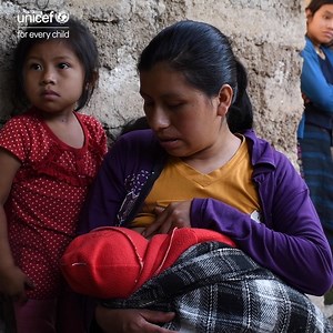 Maria is being kept company by her four-year-old daughter Jenny as she breastfeeds her baby at home in Guatemala. Breastmilk is packed full of nutrients and antibodies which help give children the best start in life. As new mothers deal with the challenges of bringing a baby into the world during the COVID-19 pandemic, it’s more important than ever that we provide mothers with the support they need to breastfeed. For every child, a nutritious diet. | UNICEF