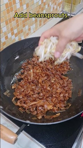 Wok hei power! 🔥🍜✨ Fried Kuey Teow — simple, fragrant & crazy delicious 😍👌 #WokHei #AsianFlavors