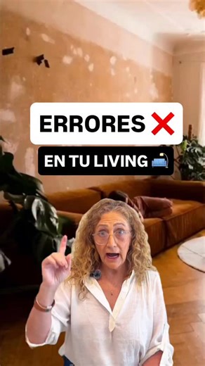 Errores en tu living! ❌🛋️ Muchas veces el problema no es el sillón… sino cómo combina con el piso! Pequeños cambios de color y material hacen que el espacio se vea equilibrado (o no). 👉 ¿Te pasó alguna de estas combinaciones? Contame abajo! | Silvina C. Mueblería & Decoración