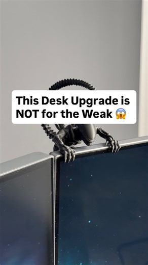 A 3D-printed Xenomorph hanging from my monitor turned my workspace into a sci-fi nightmare—and I kinda love it 👽🖤 #Reels #Trending #Viral #3DPrinting #DeskSetup | Print Rituals 3D