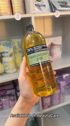 L’Occitane Almond Shower Oil ✨ 🌟 Key Ingredients • Vitis Vinifera (Grape) Seed Oil – ប្រេង​ប្រឆាំង​អុកស៊ីតកម្មសាច់​ស្រាល ជួយ​ឱ្យ​ស្បែក​ទន់ និង​ការពារ​ស្បែក។ • Prunus Amygdalus Dulcis (Sweet Almond) Oil – ជួយចិញ្ចឹមស្បែកបានយ៉ាងជ្រៅ ជួយធ្វើអោយស្បែកទន់រលោង។ • Helianthus Annuus (Sunflower) Seed Oil – ជួយផ្តល់សំណើម សម្បូរវីតាមីន E. • Caprylic/Capric Triglyceride – Silky emollient ដែលការពារសំណើម។ • Rosmarinus Officinalis (Rosemary) Leaf Extract – ជួយប្រឆាំងអុកស៊ីតកម្ម និងជួយការពារការរលាករោល ក្រហមរមាស