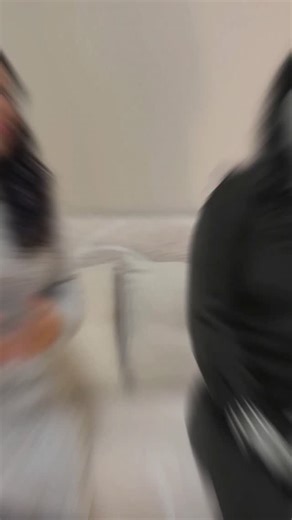 Comenta “valentía” y te envío una sesión gratuita para ayudarte a dejar de culparte por una historia que no dependía solo de ti. Después de una ruptura, la pregunta aparece sola: “¿Y si hubiera hecho algo distinto?” Parece reflexión, pero muchas veces es culpa disfrazada. Tu mente no está recordando la relación como fue, sino como cree que debería haber sido para que él se quedara. Y eso no sana: te ata. Porque no duele solo que se haya terminado. Duele la fantasía de que, si hacías un poco más,