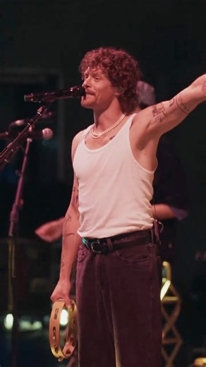 Been singin this one in the shower for years. Thanks Billy Gonna post some more memories from the copper tour, as it was our finest yet… and we have more shows comin y’all’s way soon Xoxo Stay in the light, don’t let em keep us in the dark. Love. 📹: cooper ain’t got no tag Billy Currington | CAAMP