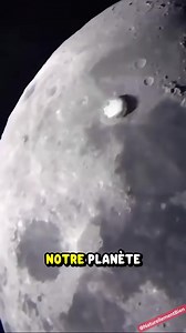 D'où viennent ces cratères sur la Lune ? 🌑✨ La surface de la Lune est remplie de cratères géants, visibles même à l’œil nu depuis la Terre. Mais d'où viennent-ils vraiment ? 👉 Ces cratères se sont formés il y a des millions d'années, à cause de l'impact de météorites et d’astéroïdes qui se sont écrasés sur la surface lunaire. Contrairement à la Terre, la Lune n’a pas d’atmosphère pour freiner ces objets ni de climat pour effacer les marques du passé. Résultat : chaque impact reste figé à jamai