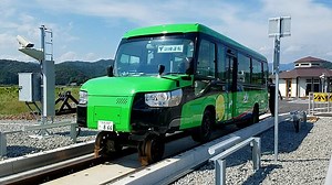 Amazing bus in Japan turns into a train carriage in seconds