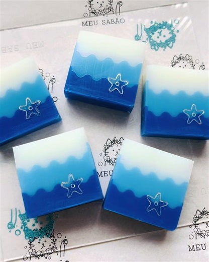 Sabonete em Camadas com Tema de Ondas