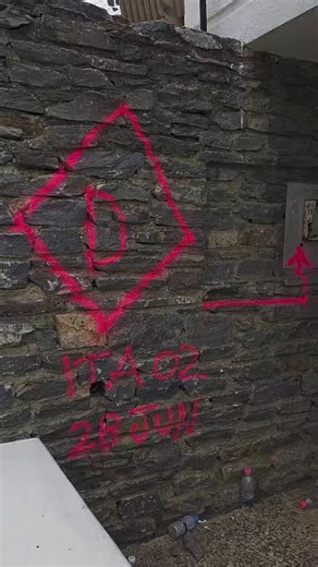 The INSARAG marking system is different than the FEMA system. The diamond indicates the search is complete, the D means one deceased, with an arrow pointing in the direction of the deceased. Under that is the team that made the discovery and the date.