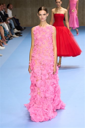 Mango versiona el vestido rosa con flores bordadas que triunfó en las pasarelas y las expertas agotan