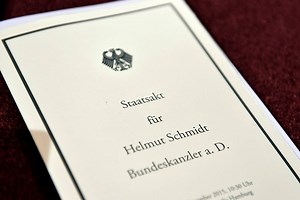 1.2K views · 3.3K reactions | Auf seinem letzten Weg: Mit berührenden Momenten und militärischem Ehrengeleit hat Deutschland #HelmutSchmidt heute die letzte Ehre erwiesen. Zum Abschied zeigt unser Kollege bewegende Bilder aus dem Hamburger Michel und vom Zeremoniell durch Ehrenformation und Stabsmusikkorps der #Bundeswehr. „Lieber Helmut Schmidt, Sie werden uns fehlen.“ | Bundesregierung | Facebook