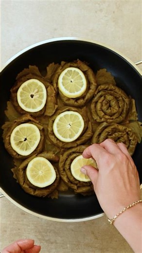 🔥 VIRAL: Sarma made from grape leaves without rolling – ingenious snail method saves time & effort 😍
