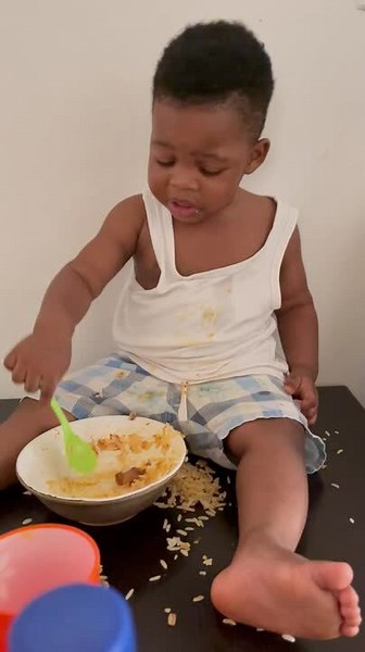 Kid Struggles to Not Fall Asleep While Eating